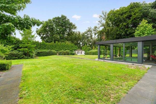 Garten mit Poolhalle