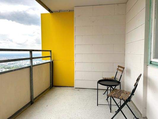 Balkon mit gelber Tür