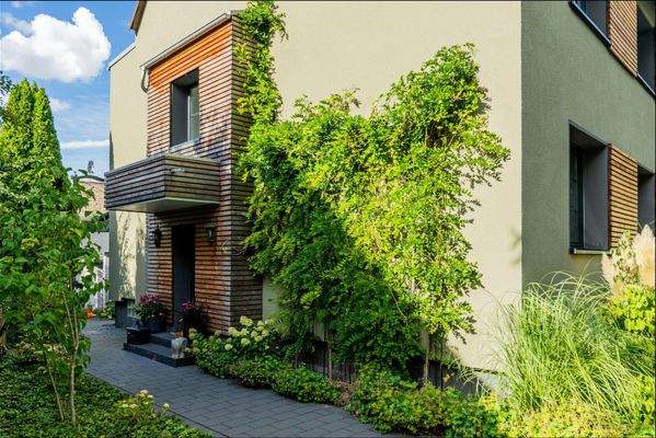 Gepflegter Eingangsbereich in zeitlos modernisierter Architektur