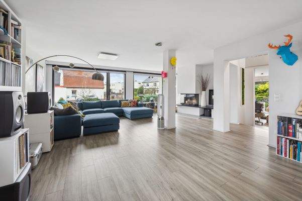 Wohnzimmer mit Kamin