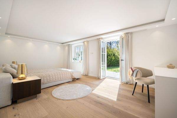 Mastersuite zum Garten mit angrenzender Ankleide