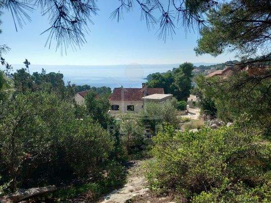 Baugrundstück inmitten der Natur auf Brač