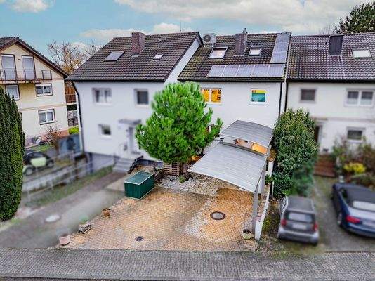 Frontansicht mit zwei Stellplätzen