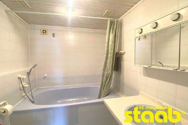 Bad mit großer Wanne