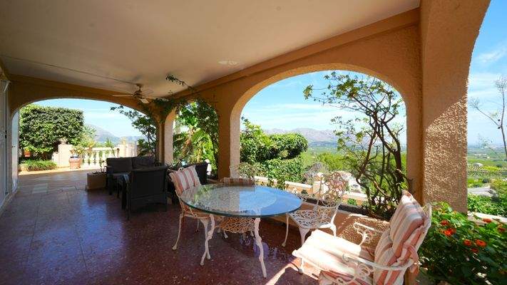 Überdachte Terrasse