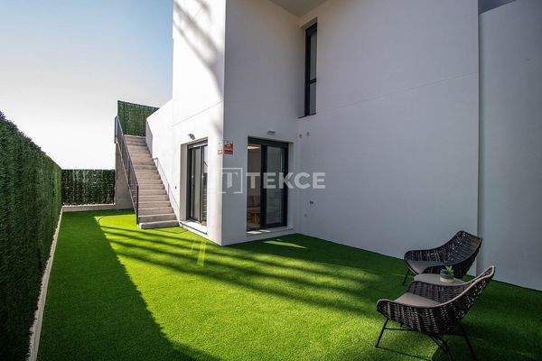 Villas Offering Views of the Sea and Mountains in Alicante