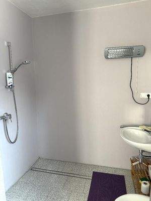 ...mit Dusche und...
