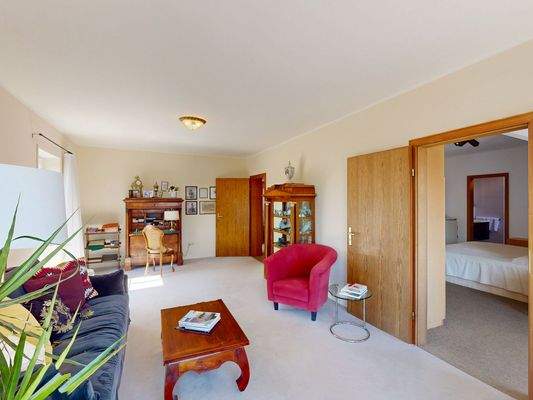 Stilvolle Wohnzone im Obergeschoss mit offenem Ambiente.