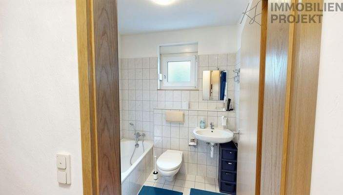 Badezimmer mit Badewanne und Fenster