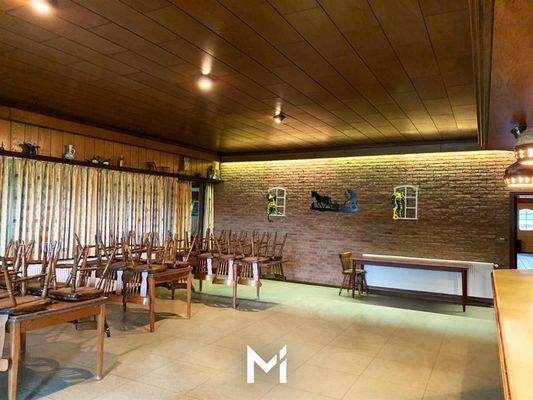 kleiner Saal mit Zugang zur Terrasse