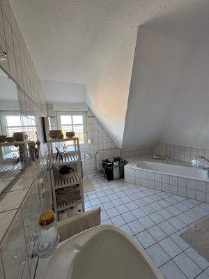 Helles Badezimmer mit Wanne