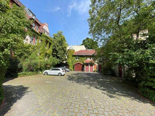 Hof mit Stellplätzen