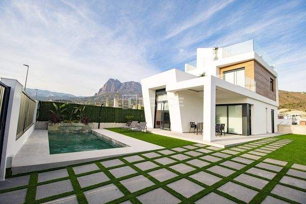 Villas Offering Views of the Sea and Mountains in Alicante
