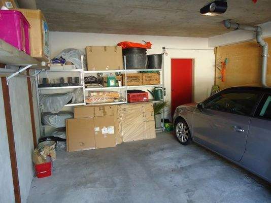 Doppelgarage mit Tür zum anschließenden Hobbyraum