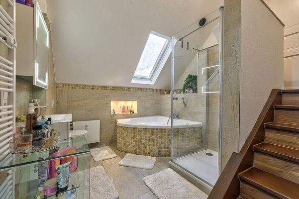 Tageslichtbad mit Badewanne & Dusche