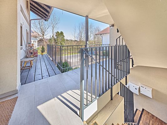 Terrasse 1. OG und mediterranem Treppenauf