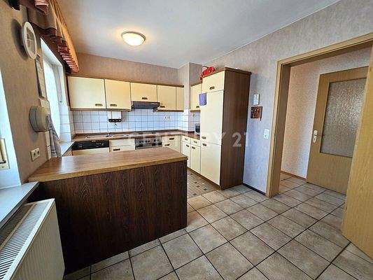 Große Küche der Wohnung im EG 