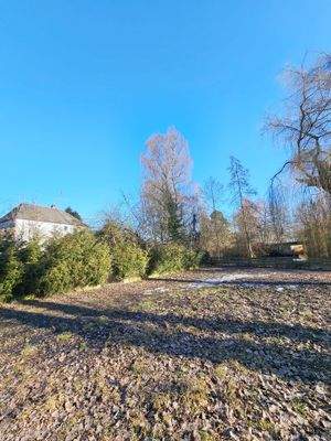 Fläche hinter dem Grundstück