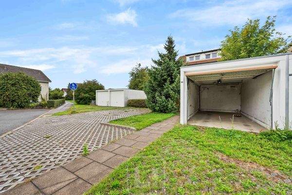 Garage und Stellplatz davor