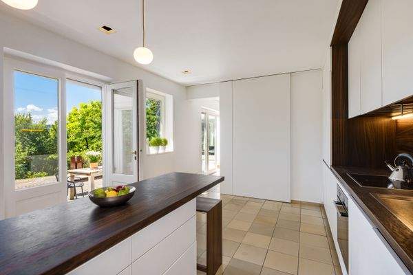 Küche mit Terrassenzugang