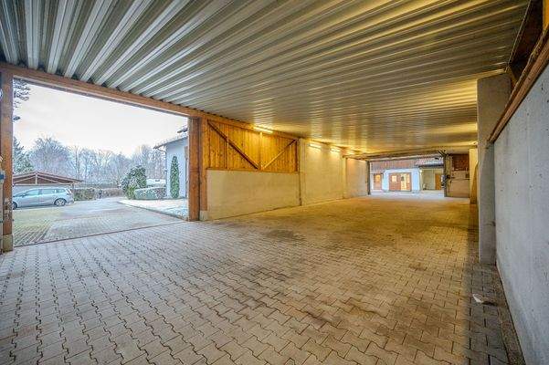 Große Halle mit 2 Zufahrten