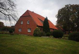 Solides Rotsteingebäude, Außenansicht