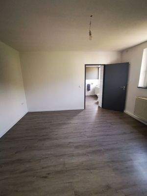 Schlafzimmer mit Zugang zum Badezimmer.jpg