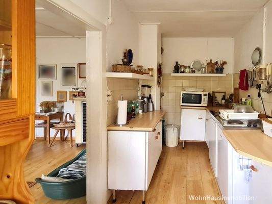 Küche mit Blick ins Wohnzimmer