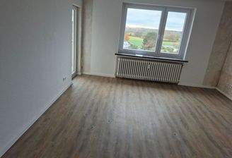 Helles Wohnzimmer mit Aussicht