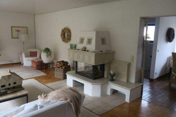 Wohnzimmer mit Kamin