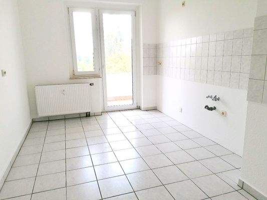 geräumige Küche mit West-Balkon