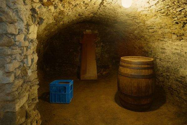 Haus Rechts - Blick in den Keller (Digital bearbeitetes Bild)