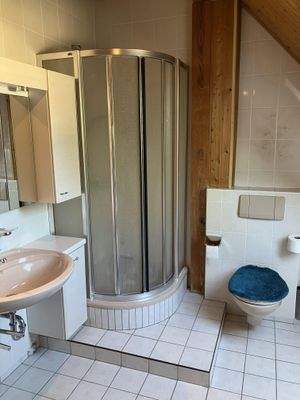 Bad mit Dusche im DG