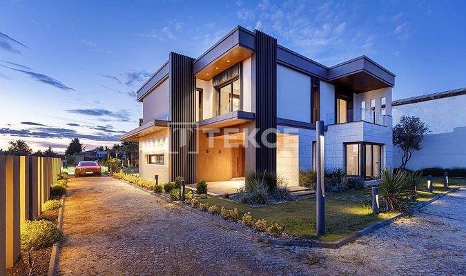 Villa with a Spacious Garden and Swimming Pool in İzmir