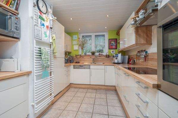 Moderne Einbauküche mit viel Stauraum und Tageslicht