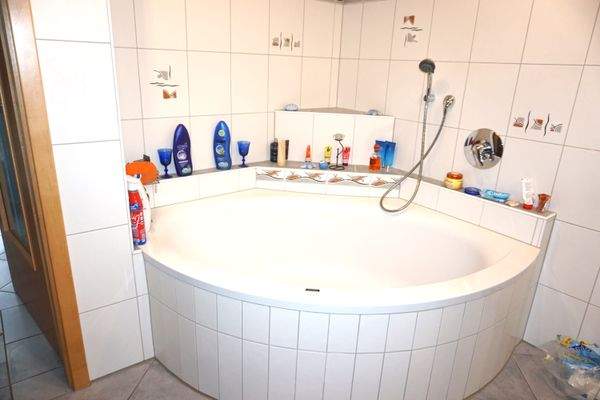 Badezimmer mit Eckbadewanne EG.JPG