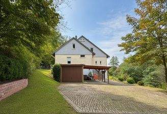 Ansicht Front mit Garage und Einfahrt