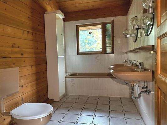 Tageslichtbad mit Wanne