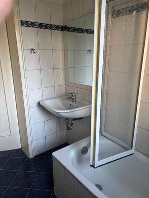 Helles Badezimmer mit Wanne