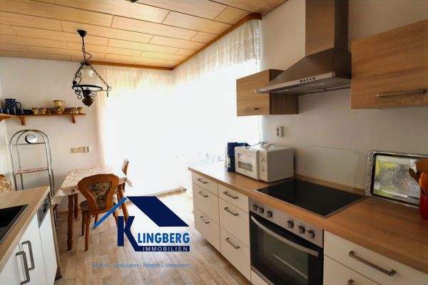 Küche mit Einbauküche und Zugang Balkon EG