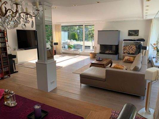 Großzügiges Wohnzimmer mit Kam