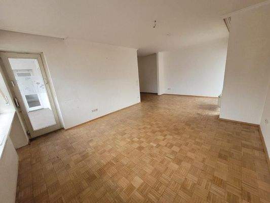 Wohnzimmer mit Balkonzugang