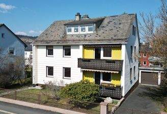 Straßenansicht mit Garagen