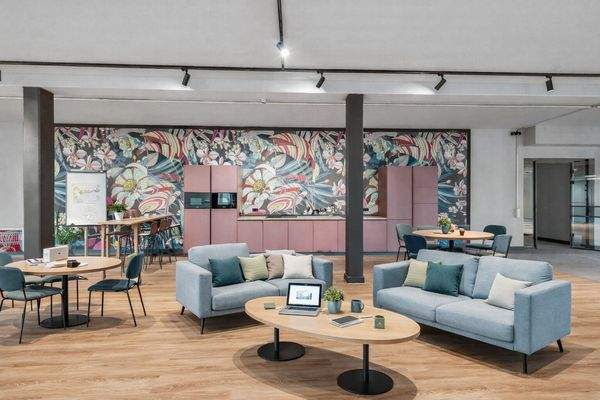 Designküche mit Möblierung (KI)