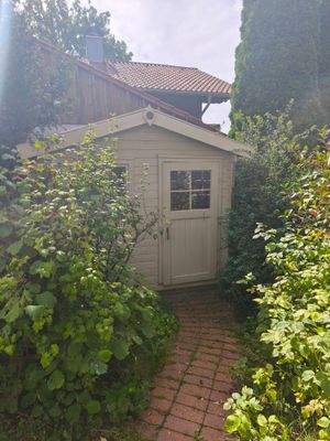 Gartenhaus Richtung Nachbar Gebäude.jpg