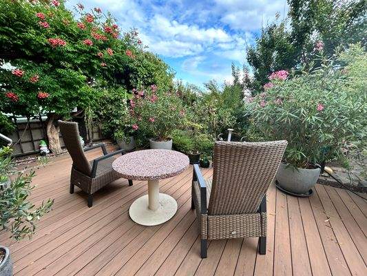 Terasse mit Blick auf den Garten