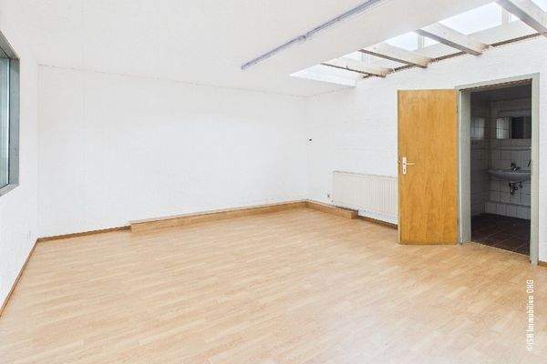 Büro in der Werkhalle