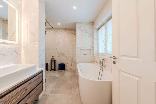 ...sowie eine freistehende Badewanne