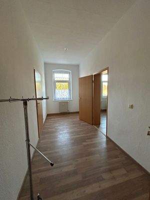 Leerer Flur mit Türen