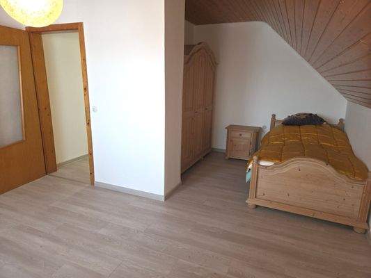 Schlafzimmer 1 DG.jpg